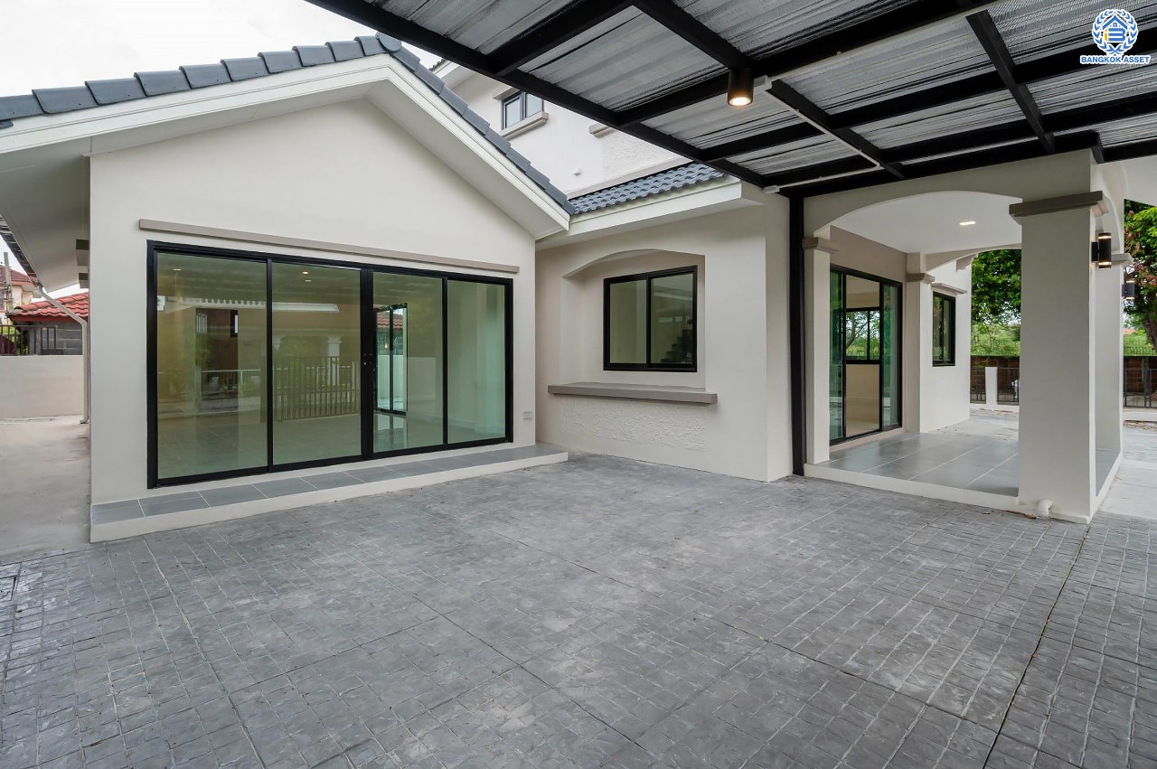 บ้านมือสองตกแต่งใหม่ คุณภาพแบรนด์ LH โครงการ ชลลดา บางบัวทอง เนื้อที่ 83 ตร.ว. ตกแต่งหรูหรา ฟังก์ชันจัดเต็ม 5 ห้องนอน 3 ห้องน้ำ จอดรถได้ 2 คัน พร้อม Facilities ครบ! บนทำเลคุณภาพ เชื่อมต่อได้หลายเส้นทาง ใกล้เซ็นทรัลเวสต์เกต และรถไฟฟ้า "สถานีบางพลู"